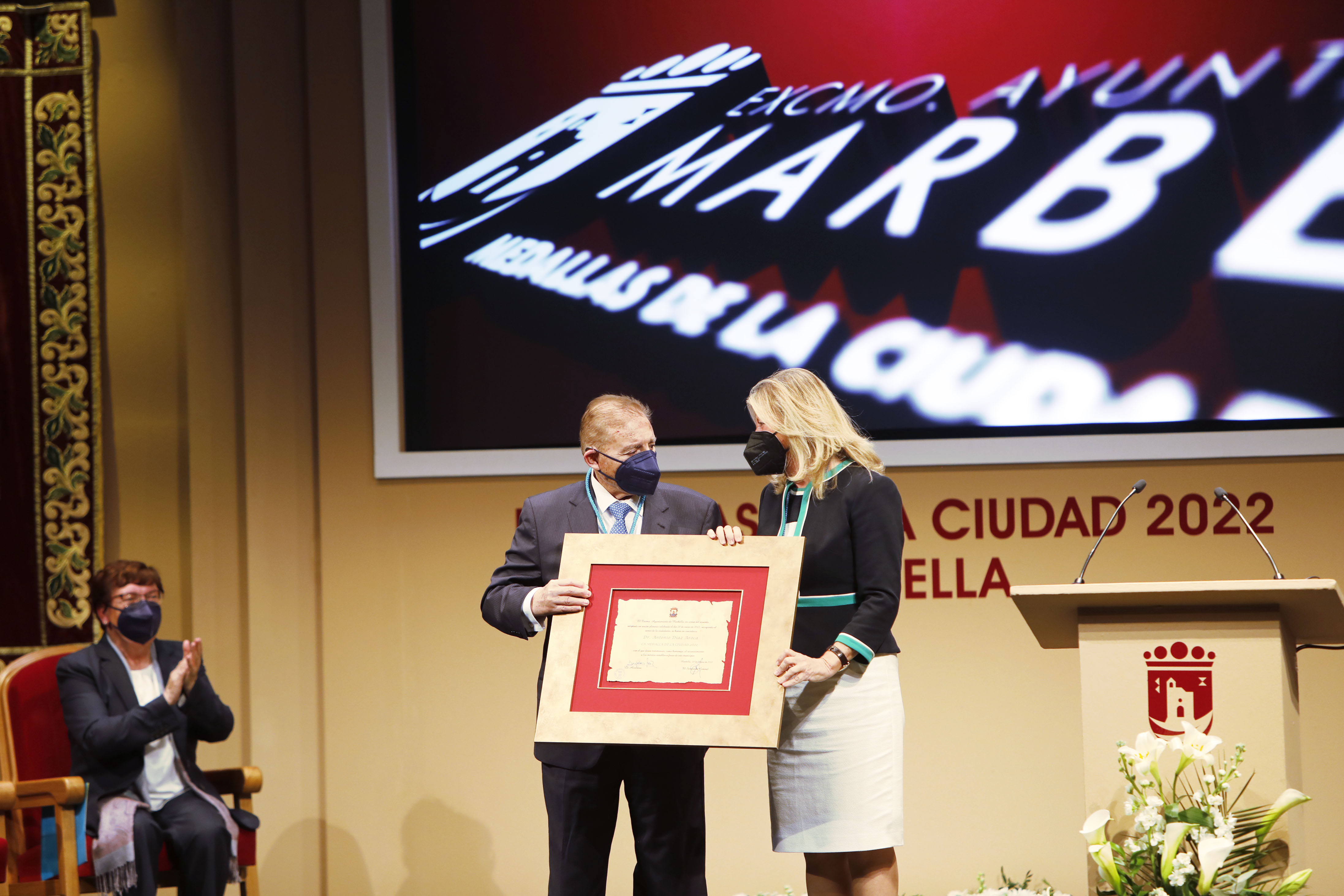 Marbella entrega las Medallas de la Ciudad a las instituciones Bancosol e Hijas de María Auxiliadora y al doctor Antonio Díaz Aroca por su humanidad y vocación de servicio público